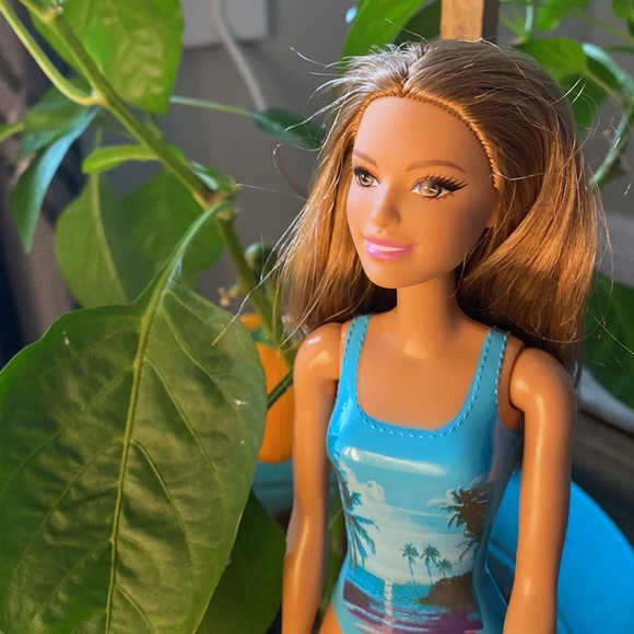 Beach Barbie in Blue - Picture 2 of 7